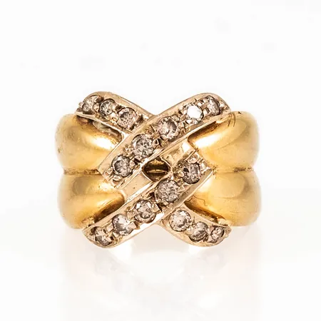 Ring i 18K guld. Dekor med 16 x ca 0,03ct briljantslipade coffee diamanter. Den är i storlek 16½ , är 5,2 - 14,5 mm bred och väger 7,8g. Stämplad 750.