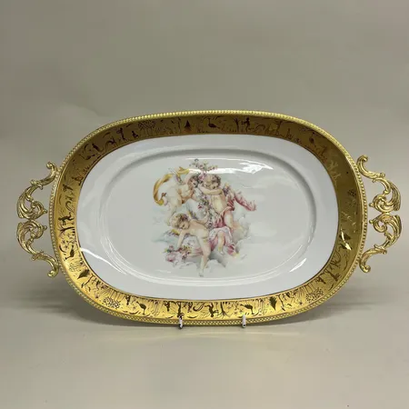 Serveringsfat med beslag i gulmetall, längd 46cm, bredd 26cm, T. Limoges, Italien, motiv med änglar, porslin med gulddekor  Skickas med postpaket.