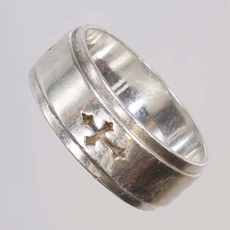 Ring med dekor av kors, stl 20 bredd 8mm GHA silver 925/1000 Vikt: 6,7 g