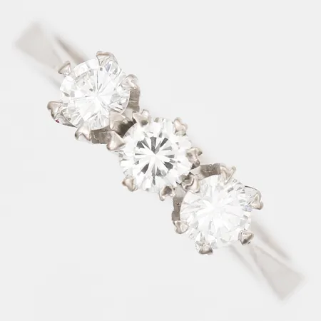1 Ring med diamanter, 1 x ca 0,21ct, 2 x ca 0,16ct, totalt 0,53ctv enligt gravyr, kvalitet ca TW/VS, stl: 16, bredd: 2-4mm, 18K vitguld.  Vikt: 2,8 g