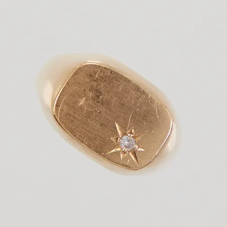 Ring med vit sten, stl 19, bredd 3,4-12,4mm, Carlson K & E, år 1963, 18K,  Vikt: 6 g