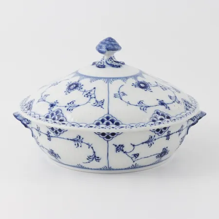  Musselmalet, lockterrin, modellnr 620-1128, Royal Copenhagen,diameter 20 cm. Skickas med postpaket.