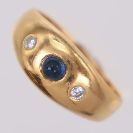 Lordring med safir samt diamanter 2 x ca. 0,05ct, stl 19, bredd: 3,3-9,1mm, gravyr, 18K Vikt: 7,8 g