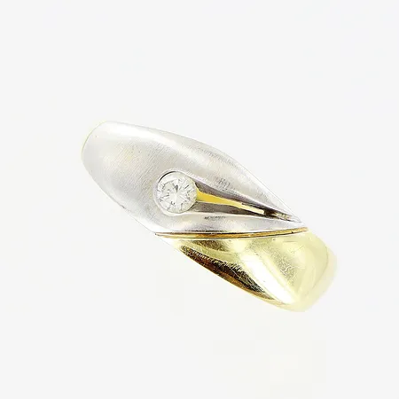Ring, diamant ca 0,10ct, stl 17½, bredd 2-7mm, gul/vitguld, 18K. Vikt: 5,2 g