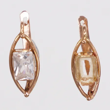 Ett par örhängen, vita stenar, längd 16mm, bredd 6,4mm, roséfärgade, ena saknar sten, 14K  Vikt: 1,4 g
