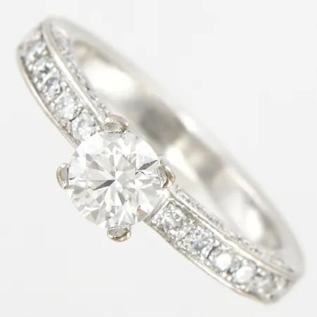 Ring vitguld med diamanter ca 36x0,01ct och ca 1x0,70ct H/SI, stl 17½, bredd framtill ca 5,5mm, skenans bredd ca 2,5mm, stämplad HEG, 18K Vikt: 6 g