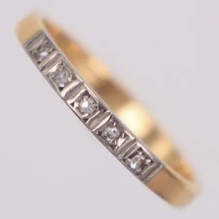 Ring med diamanter 5 x ca. 0,01ct, stl 18½, bredd: 2,4mm, tunn gravyr, 18K Vikt: 2,4 g