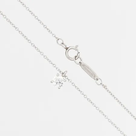Collier, Tiffany & co, med briljantslipad diamant ca 0,24ct, kvalitet ca TW(F-G)/VVS-VS, lasergraverad med serienummer T&CO K07280577, längd på kedja 42cm, engelska stämplar, platina, i originalask Vikt: 2,4 g