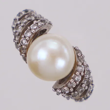 Ring med pärla, repor, och vita stenar, stl 17¼, bredd 9,6mm, 925/1000 silver Vikt: 5,2 g