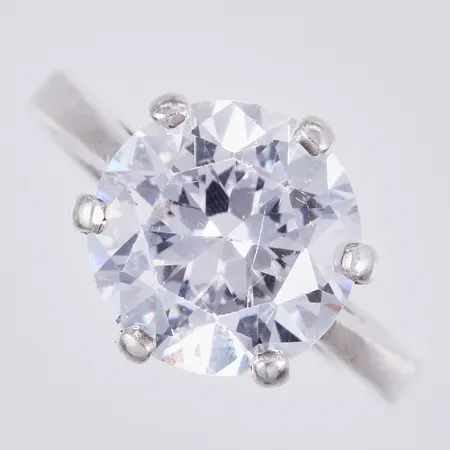 Ring med vit sten, stl: ca 18½, bredd: ca 3-13mm, 925/1000 silver  Vikt: 6 g
