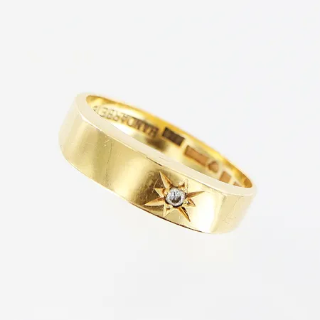 Klackring, diamant ca 0,03ct, stl 19¾, bredd 3,5-5,2mm, 18K. Vikt: 9,6 g