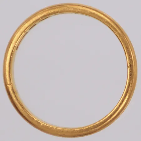 Ring, slät, stl18½, gravyr, 23K Vikt: 3,9 g