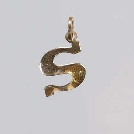 Hänge, Bokstaven "S", 10x17mm inklusive hängöglan, 18K Vikt: 0,4 g