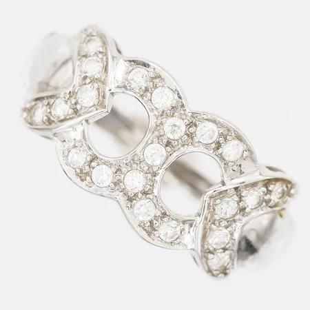 Ring med vita stenar, stl: 16½, bredd 10mm, 18K vitguld Vikt: 3,2 g