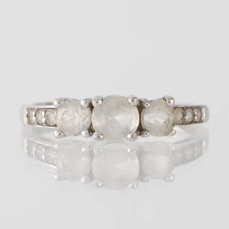 Ring vitguld med 3 st stenar, storlek 18 mm, bredd 1.4-5.1 mm, 10k. Vikt: 2,2 g