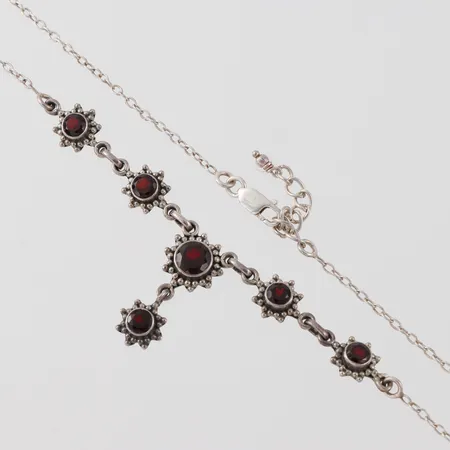 Collier med granater, längd ca 45 cm, bredd 1-27 mm, silver. Vikt: 11,6 g