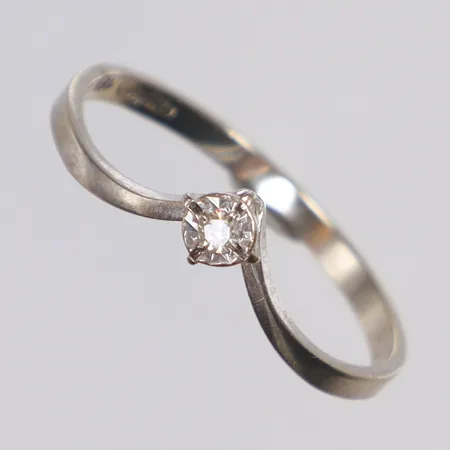 Ring i vitguld med diamant 1xca0,01ct stl 16 bredd 1-2,5mm, GFAB 18K Vikt: 1 g