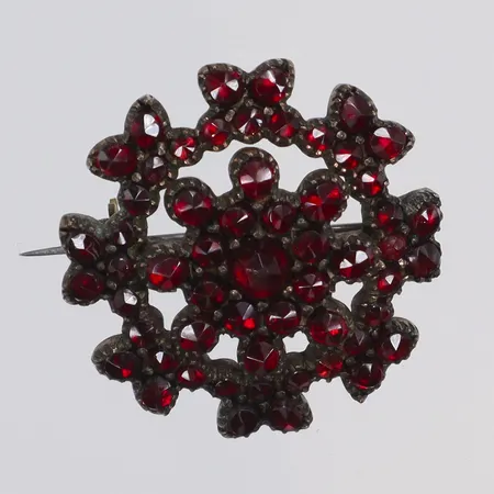 Brosch i vitmetall med röda stenar/glas Ø28mm, 1900-talets första hälft, ostämplad 