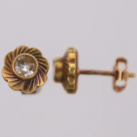 Örhängen med vita stenar, längd 15mm, bredd 9mm, omaka snurrebussar, 18K Vikt: 1,9 g