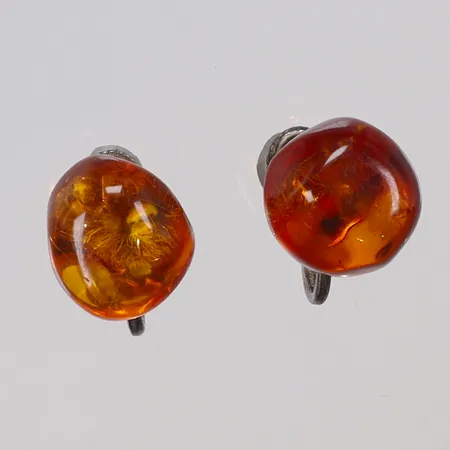 Ett par Örhängen med polerad Bärnsten Ø12mm, skruvlås, svenska importstämplar, silver 830/1000 Vikt: 3,7 g
