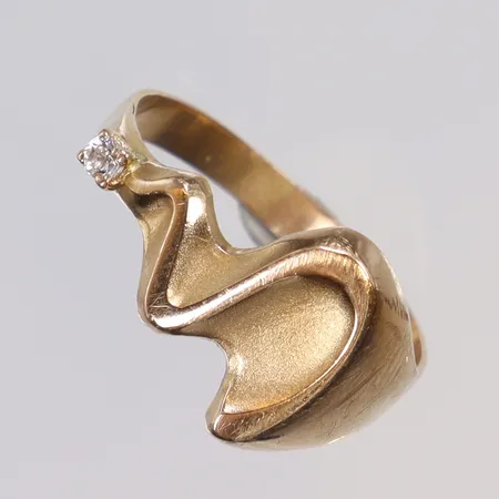 Ring med vit sten, Pernilla Wiberg för Alton stl 18 bredd 2-11mm, 18K Vikt: 2,5 g