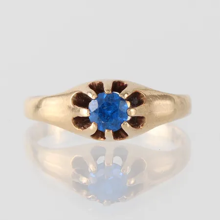 Ring med blå sten, storlek 16 mm, bredd 1.6-5.8 mm, 14k. Vikt: 1,8 g