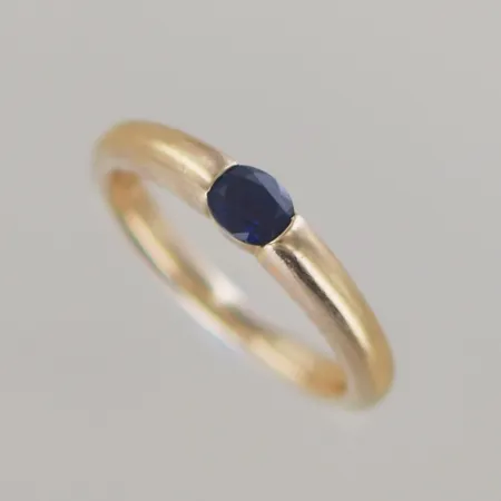 Ring med safir, Ø 17 mm, bredd 2,9 mm, 18K Vikt: 5,2 g
