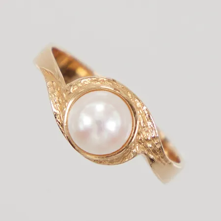 Ring med pärla, stl 17¾, bredd 3,3-8,4mm, 18K,  Vikt: 3,2 g