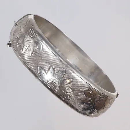 Armband, stelt öppnignsbart mönstrat med blommor Ø62mm bredd 19mm, med säkerhetskedja, England Birmingham, tilverkarstämpel M.J. silver 925/1000 Vikt: 29,6 g