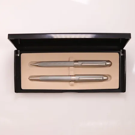 2 Pennor Gino Vivace, Blyerts- samt bläckpenna, etui.