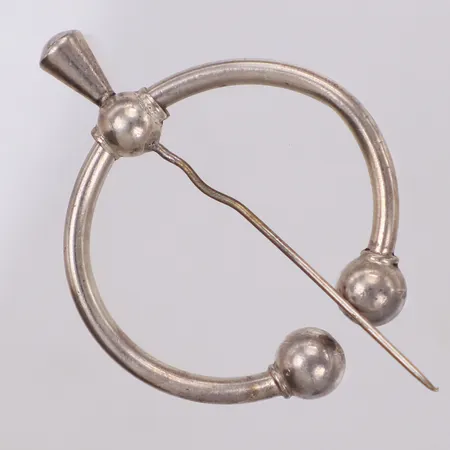 Dräktspänne, bredd 37,3mm, ihåligt, 830/1000 silver Vikt: 5,2 g