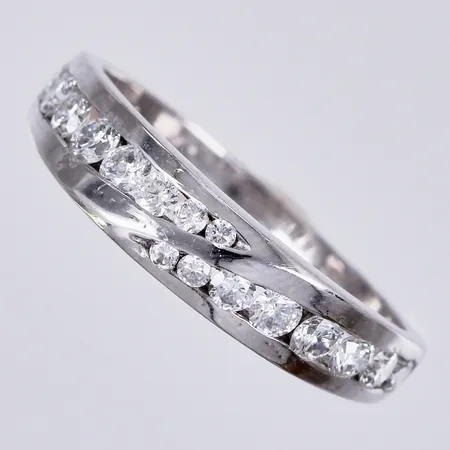 Ring med diamanter 16x ca0,52ct, stl. 17, bredd: ca 2-4mm, vitguld, 18K Vikt: 3,4 g