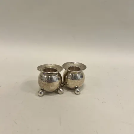 Ett par ljushållare på fötter, ena med sned manschett, I.P.J, Mexico, 925/1000 silver, Bruttovikt: 165,7g.