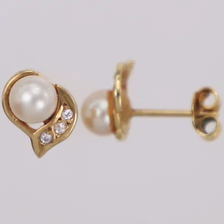 Örhängen med vita stenar och pärlor, längd 16mm, bredd 10mm, 14K Vikt: 2,1 g