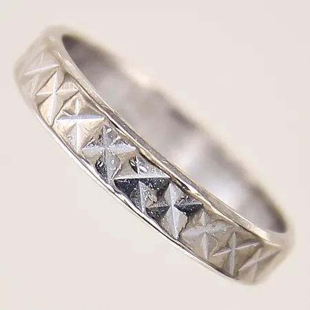 Ring med dekor, stl 17¾, bredd 4mm, vitguld, 18K  Vikt: 3,7 g