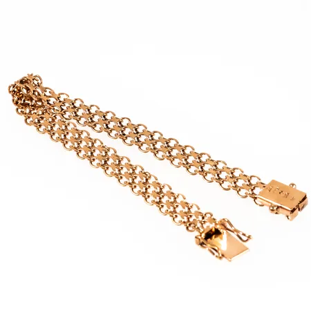 Armband x-länk i 18K guld. Det är 19,3 cm långt, 8,5 mm brett och väger 14,4g. Kistlås. Tillverkat 1963 av Ädelsmycken AB i Stockholm. Kattfot.
