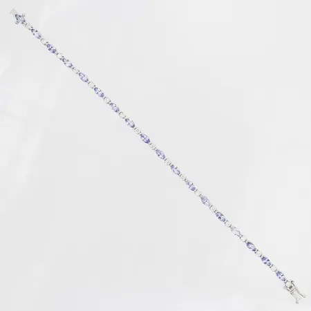 Armband med tanzaniter totalt ca 3,70ct samt briljantslipade diamanter totalt ca 1,00ct, längd 18,5cm, bredd 3mm, 18K vitguld Vikt: 9,1 g