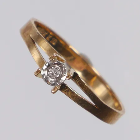 Ring med diamant 1xca0,01ct stl 16 bredd 2-3mm, GFAB 18K Vikt: 1,3 g