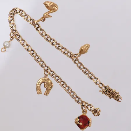 Armband Bismarck med sju berlocker varav en ej i guld , defekt, 18K  Vikt: 9 g