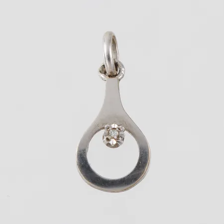 Hänge vitguld med liten diamant, höjd med ögla 21.7 mm, 18k. Vikt: 1,3 g