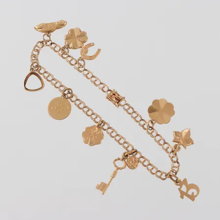 Armband med 10 berlocker (2 berlocker med defekt/gravyr), längd 19.5 cm, bredd 3.7 mm, 18k. Vikt: 8,9 g