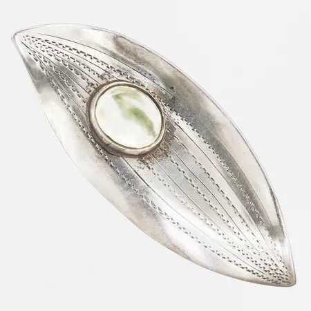 Brosch med grön, samt dekor i relief, längd: 65mm, bredd: 25mm, Acke R. Tötterman, Gävle 1955, åldersbetingat bruksslitage, silver.  Vikt: 11,6 g