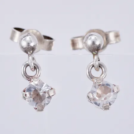 Ett par örhängen med vita stenar, längd: ca 1cm, bredd: ca 2-5mm, 835/1000, silver Vikt: 1,1 g