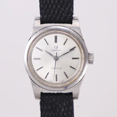 Herrur, Omega Geneve, stål, 26mm, manuell, plexiglas med repor, svart läderband ej original, box troligen ej original med slitage 