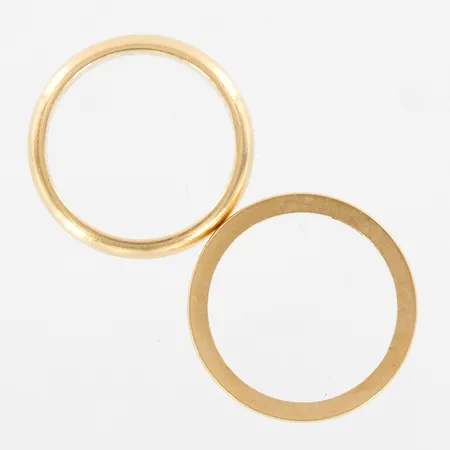 2 ringar, stl 16¼, graverade, 18K Vikt: 5,9 g