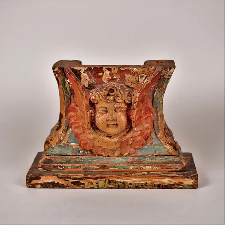 Fragment, Barock, bemålat trä, troligen del av pilaster, höjd 23cm, åldersbetingat slitage, kompletterad med senare sockel, senare målning, maskstungen.   Skickas med postpaket.