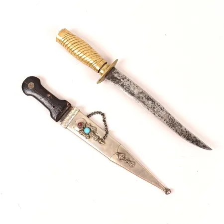Två dolkar, längd ca 26 respektive 28cm, 1800/1900-tal, flertalet skador, kinjal defekt (bladet av). 