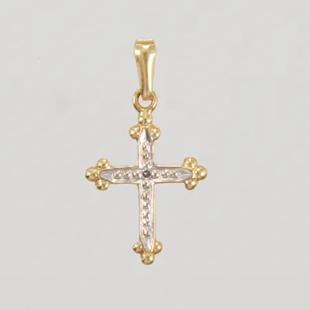 Hänge Kors, längd inklusive ögla 23,5mm, bredd 12,6mm, åttkantslipad diamant 1 x 0,005ct, 18K  Vikt: 0,8 g
