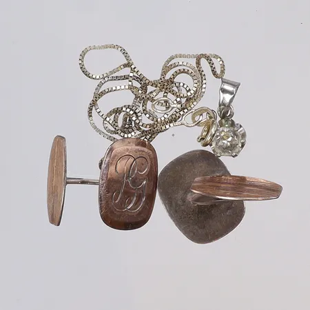 Diverse silver, med sten, gravyr, defekt silver 830-925/1000 Vikt: 9,6 g