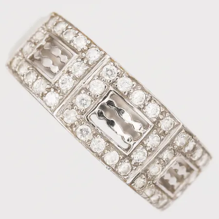 Ring med vita stenar, stl: 17¼, bredd 8mm, 18K vitguld Vikt: 3,5 g